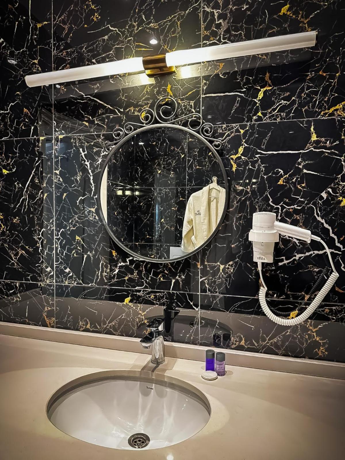 אדאלר Hi Hotel Ivy Bueyuekada מראה חיצוני תמונה